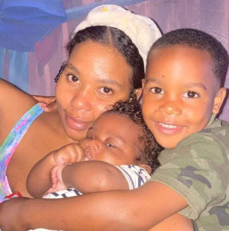 Marianyi Rosario junto a sus dos hijos