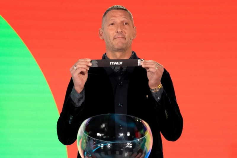 Marco Materazzi saca la bola de Italia durante el sorteo de playoffs de la Copa del Mundo FIFA 2026 en Zúrich, Suiza, el jueves 20 de noviembre de 2025.
