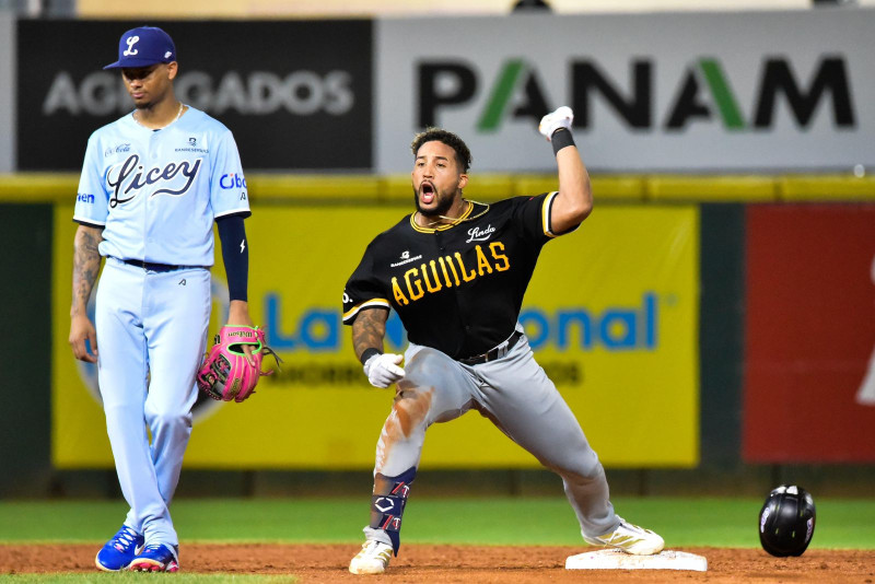 Emmanuel Rodríguez celebra emocionado en la segunda base luego de pegar doble.
