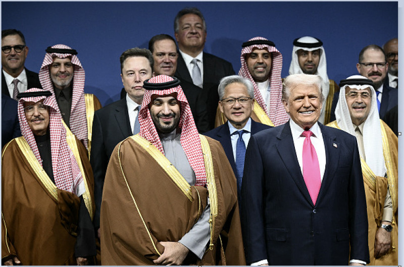 El presidente estadounidense Donald Trump, el príncipe heredero saudí, el primer ministro Mohammed bin Salman y otros asistentes llegan para una foto de familia al Foro de Inversión Estados Unidos-Arabia Saudita.
