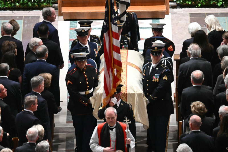 Miembros de las Fuerzas Armadas de EE. UU. trasladan el féretro del fallecido vicepresidente Dick Cheney durante un funeral celebrado en la Catedral Nacional de Washington, D. C., el 20 de noviembre de 2025.