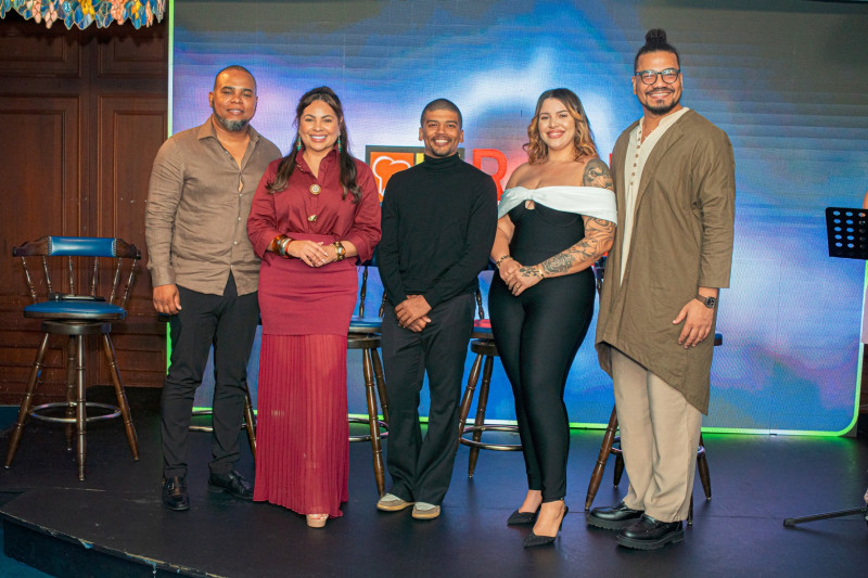 Equipo de producción de El Multiverso de La González durante el encuentro de prensa en Santiago.