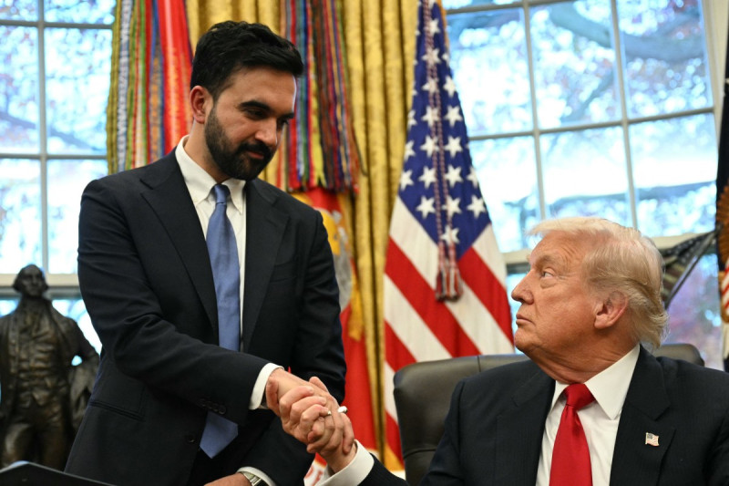 El presidente estadounidense Donald Trump (D) estrecha la mano del alcalde electo de Nueva York, Zohran Mamdani, durante su encuentro en el Despacho Oval de la Casa Blanca en Washington, D.C., el 21 de noviembre de 2025.