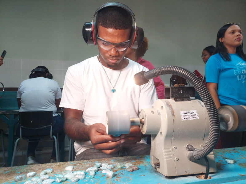 El taller le brinda a los jóvenes la oportunidad de crear un oficio remunerativo.