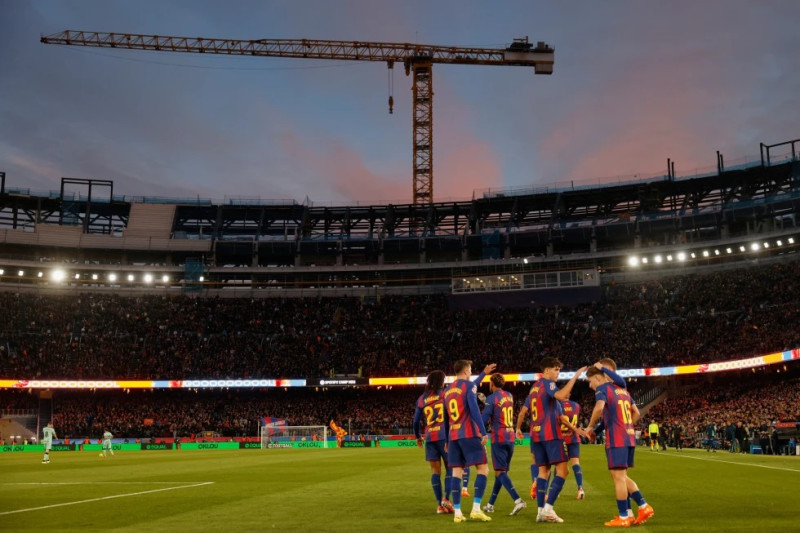 Jugadores del Barcelona celebran el gol ante el Athletic Bilbao en el renovado Camp Nou en la liga española este sábado.
