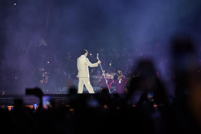 Bad Bunny durante su presentación en Santo Domingo, el 21 de noviembre de 2025, abriendo su gira "Debí tirar más fotos"
