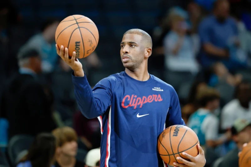 El base de los Clippers Chris Paul calienta antes del encuentro ante los Hornets el 22 de noviembre del 2025.
