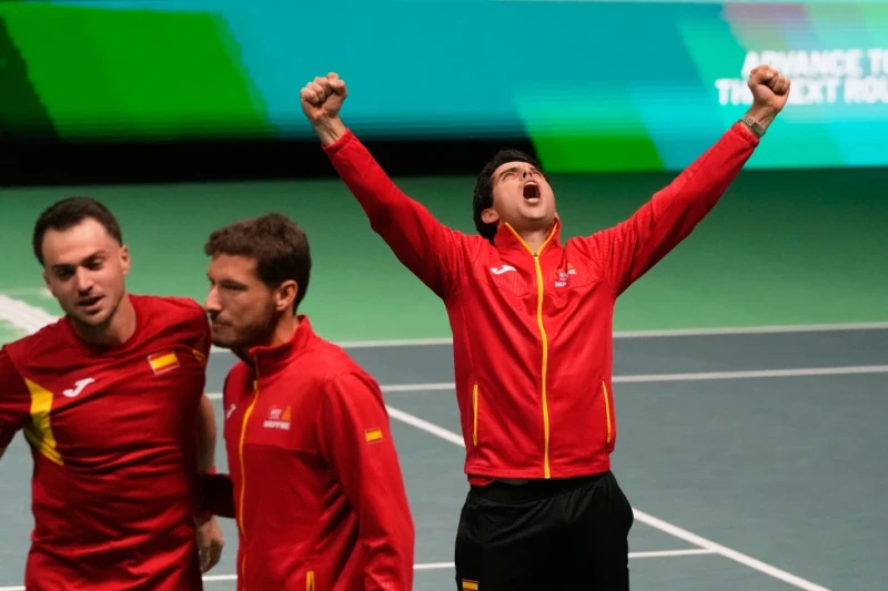 Marcel Granollers y Pedro Martínez celebran con sus compañeros tras vencer a Kevin Krawietz y Tim Puetz en los dobles de la semifinal de la Copa Davis.