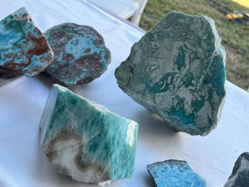 La libra de larimar cuesta entre RD$4,000 y RD$5,000.