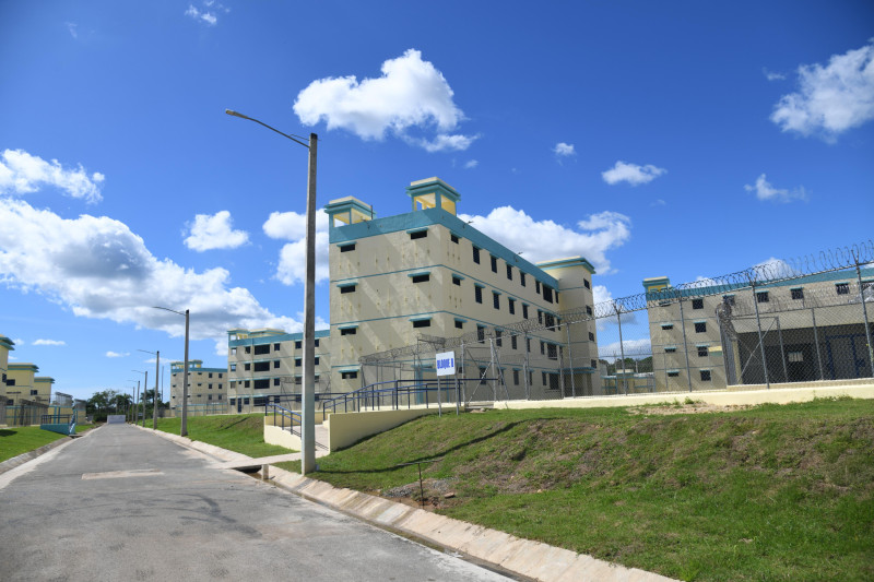 Edificios divididos en cuadrantes en los que se encuentran las áreas deportivas y los espacios de reclusión para los presos.