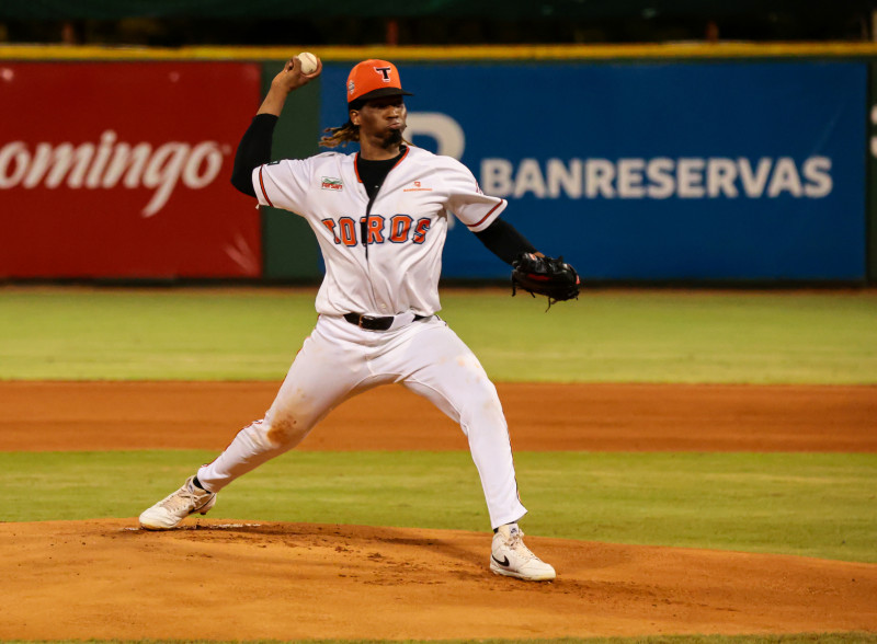 José Ureña lanzó bien para ayudar a los Toros del Este a derrotar a los Leones del Escogido.