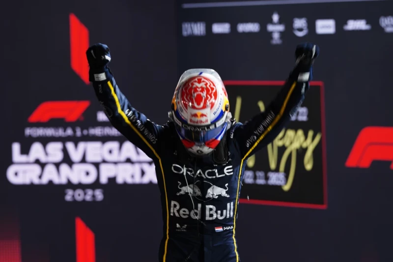 Max Verstappen, de Red Bull, festeja tras conquistar el Gran Premio de Las Vegas, el 22 de noviembre de 2025.