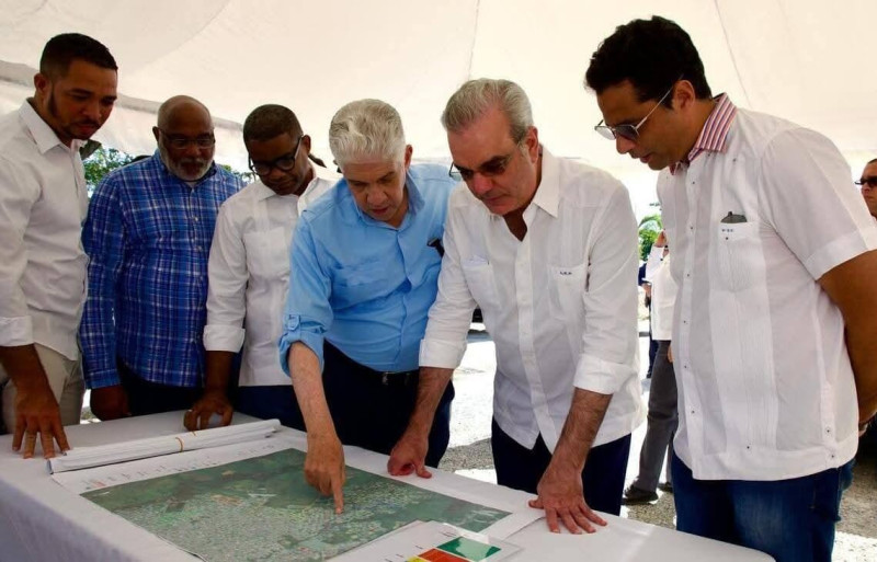 El presidente Luis Abinader encabezó este sábado un productivo encuentro con comunitarios higüeyanos a quienes anunció, junto con Wellington Arnaud, director del Inapa, soluciones de alcantarillado y agua potable en elnpolideportivo de esta ciudad.