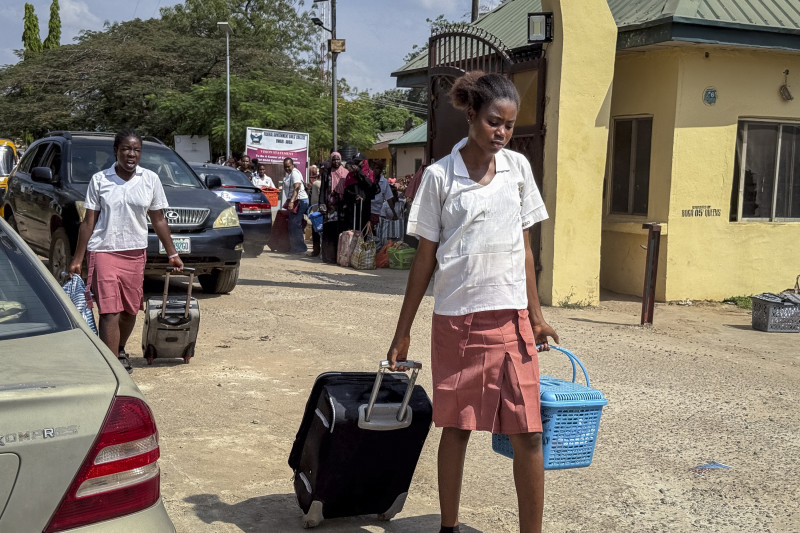 Ordenan el cierre de 47 internados de educación secundaria en Nigeria, después de que hombres armados secuestraran a más de 300 estudiantes y profesores en uno de los secuestros masivos más grandes registrados en Nigeria