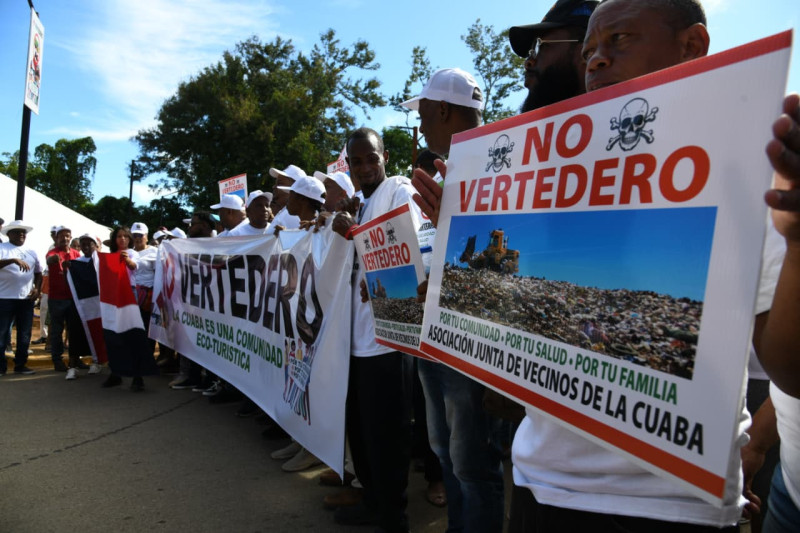 Decenas de residentes del distrito municipal de La Cuaba, de Pedro Brand protestan ante el rechazo a la construcción de un relleno sanitario, en el paraje El Aguacate.