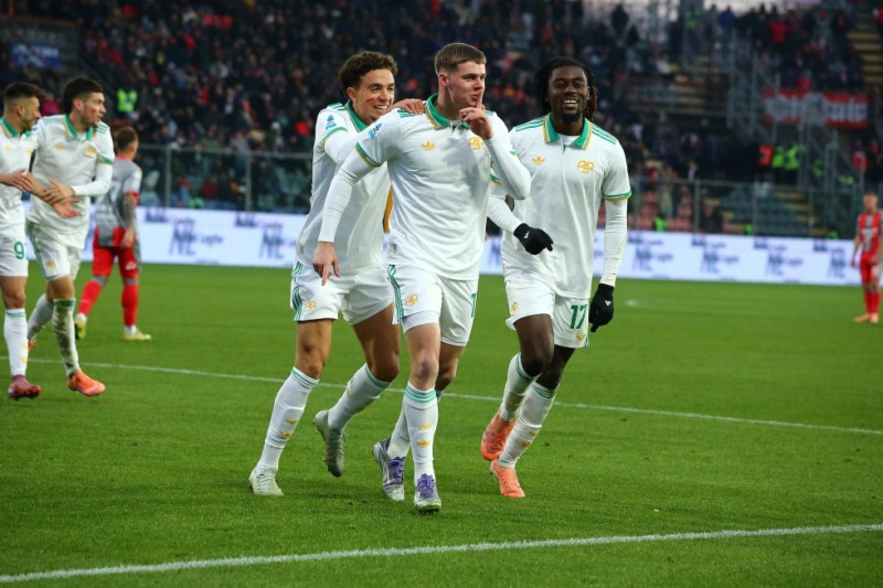 Evan Ferguson de la Roma celebra con sus compañeros tras anotar en el encuentro ante el Cremonese en la Serie A.