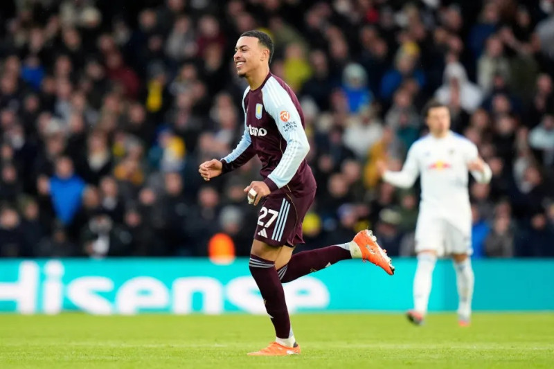 Morgan Rogers del Aston Villa celebra tras anotar en el encuentro de la Liga Premier ante el Leeds.