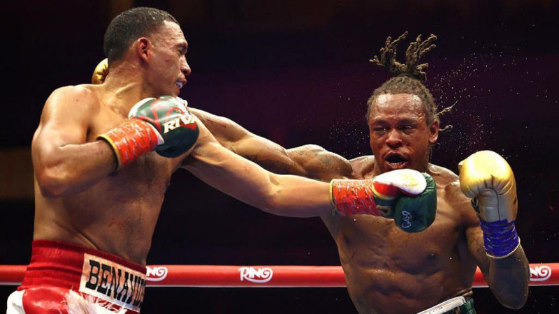 avid Benavíde conecta un fuerte golpe al rostro de Anthony Yarde, a quien venció por nocaut en el séptimo.