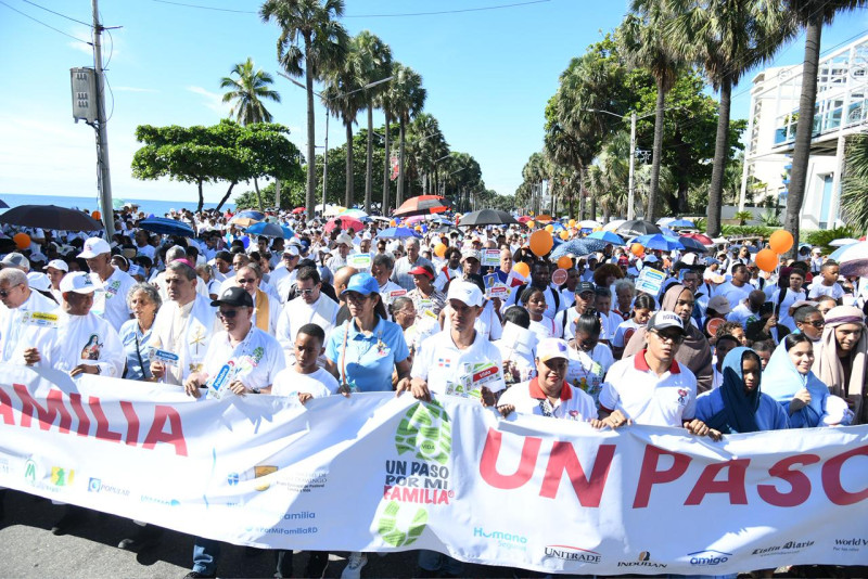 Decenas de personas caminaron hoy dando "un paso por mi familia", en su edición 2025