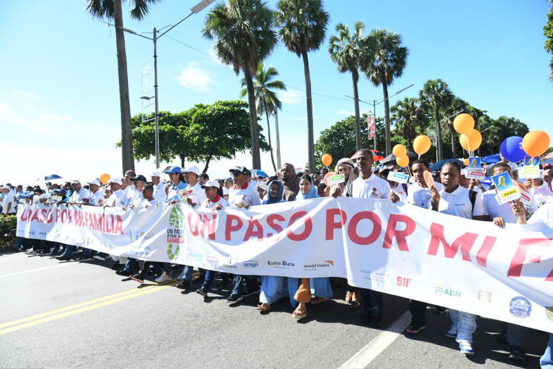Decenas de personas caminaron hoy dando "un paso por mi familia", en su edición 2025