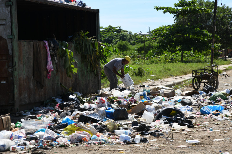 Comunitario de El Almirante Caña bota basura en vertedero improvisado.