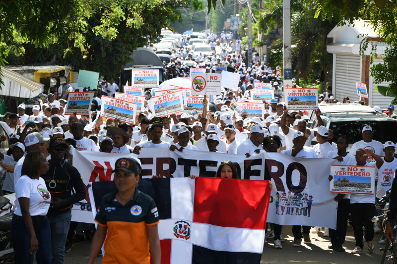 Residentes de La Cuaba portaban carteles que decían “No vertedero”, mientras vestían ropa blanca en su protesta en contra de la instalación de un relleno sanitario en la zona. Leonel Matos/ LD