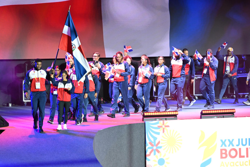 Integrantes de la delegación dominicano desfilan en la ceremonia inaugural de los Juegos Bolivarianos.
