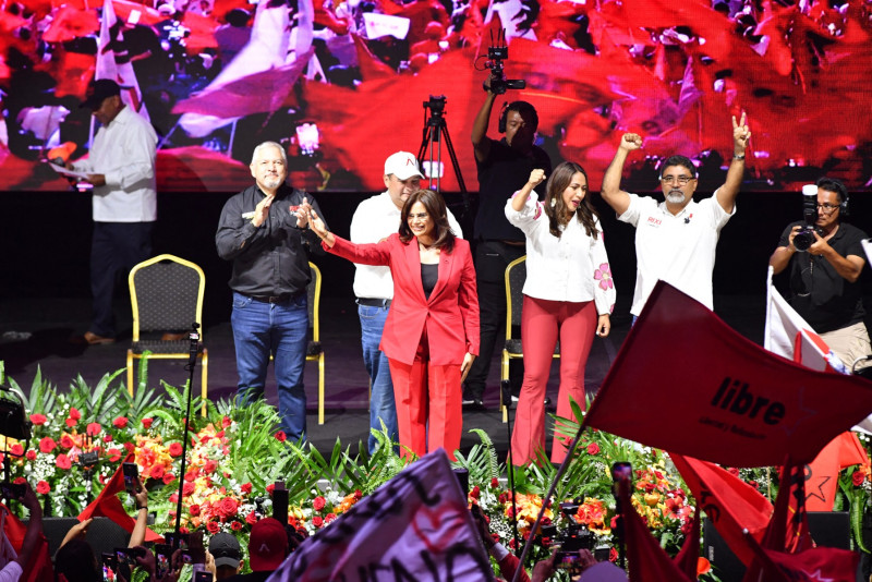 La candidata presidencial hondureña por el partido gobernante Libertad y Refundación (LIBRE), Rixi Moncada (centro), saluda a sus simpatizantes durante su mitin de cierre de campaña en Tegucigalpa el 23 de noviembre de 2025.