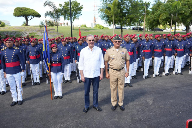 El presidente Luis Abinader y el ministro de Defensa, teniente general Carlos Antonio Fernández Onofre, durante la inauguración de nuevas instalaciones.