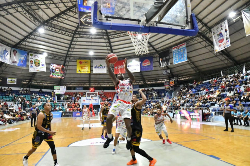 Emmanuel Egbuta debutó con 30 puntos en el triunfo del Dosa sobre Enriquillo en el torneo de baloncesto superior de La Vega.