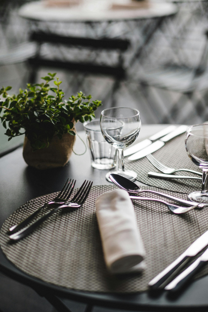 Servicio de mesa que se pone a cada comensal, compuesto de plato, cuchillo, tenedor y cuchara, pan y servilleta