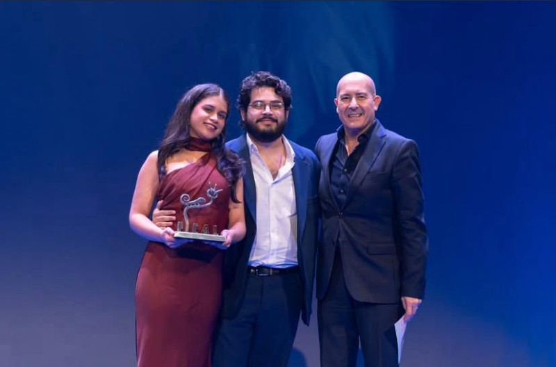 La joven cineasta dominicana Ralva Álvarez junto a Santiago García, guionista y director de fotografía, quienes ganaron el primer lugar en cortometraje en el Festival Internacional de Cine de Almería.
