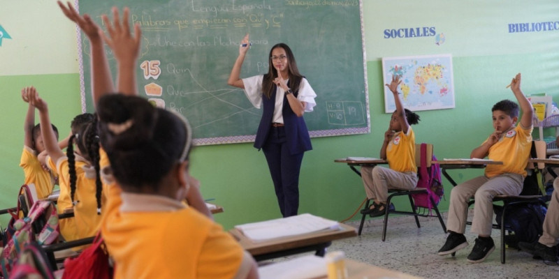 Maestra guía a sus estudiantes durante la jornada educativa en el contexto que el Ministerio de Educación inició la segunda etapa del proceso de evaluación.