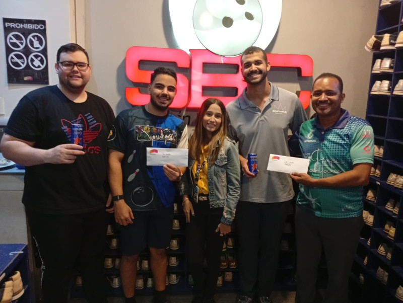 Alejandra Read, del SBC, premia a los ganadores del primer lugar en pareja, en el  Torneo Interliga.
