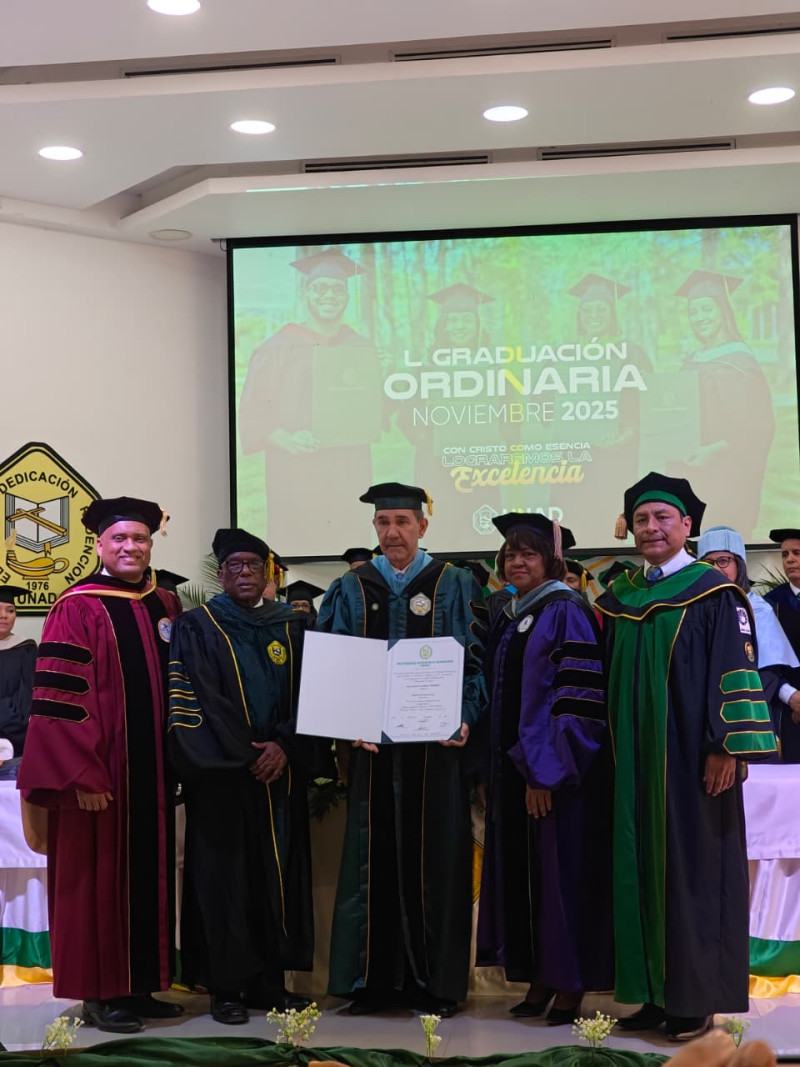 Momento de la entrega del reconocimiento el ministro García Fermín.