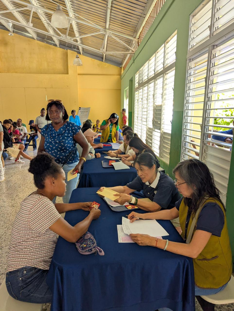 Equipos de la fundación conversan con los afectados.