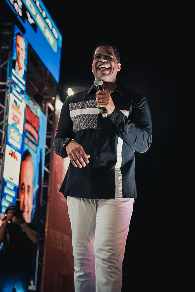 Jandy Ventura, sonriente, ante la multitud congregada en la explanada del Faro a Colón, la noche del domingo 23 de noviembre de 2025.
