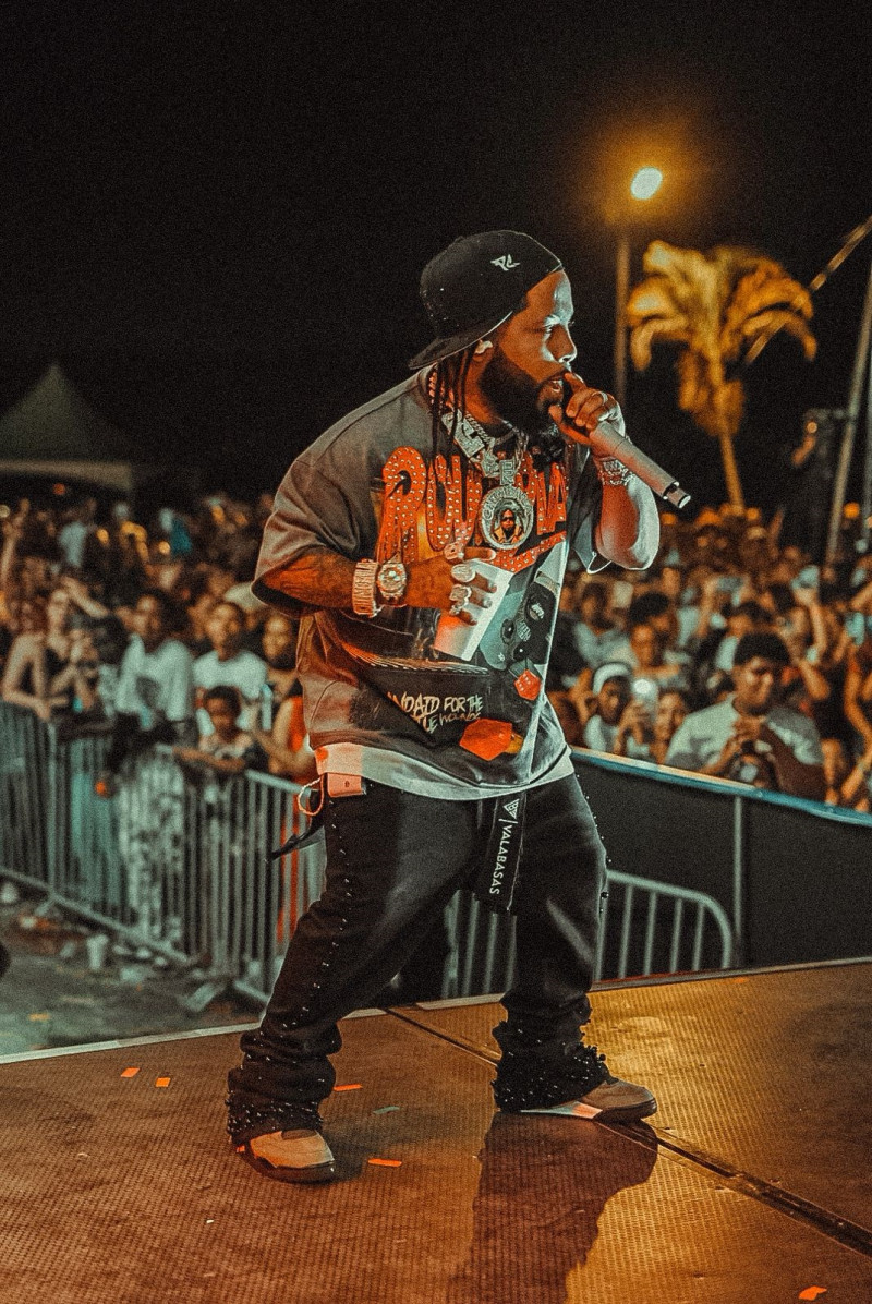 Chimbala con su poderío urbano ante la multitud que protagonizó el domingo 23 de noviembre la "Mega parranda navideña 2025".