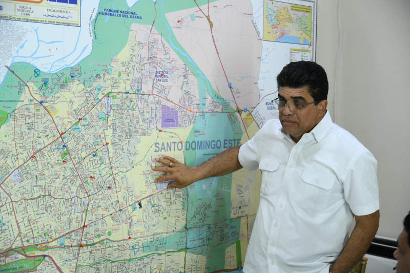 El alcalde Dio Astasia anunció un esquema de recogida priorizado para remover la acumulación de basura.