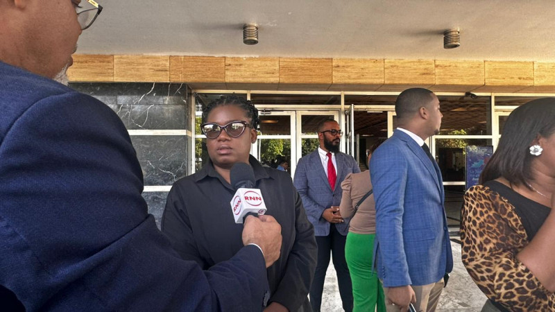 La madre de la niña, Lovelie Joseph Raphael, ofrece declaración junto a sus abogados en la Procuraduría.