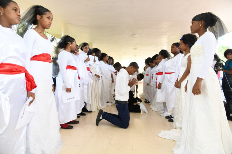 Participantes en la marcha de las novias realizada en la sede central de la UASD.