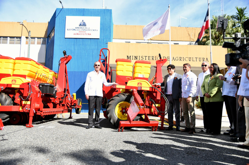El presidente Luis Abinader entrega maquinarias agrícolas de última generación.