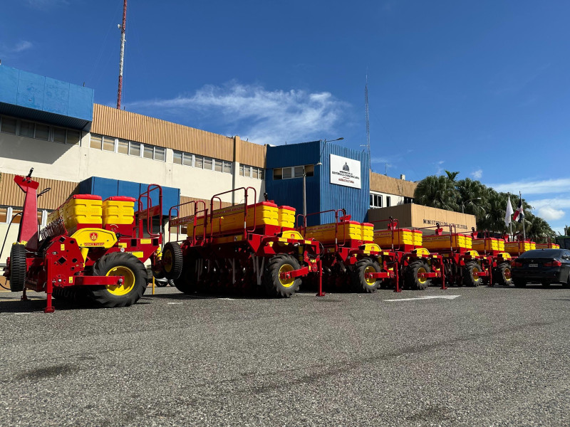 El presidente Luis Abinader, encabezó este martes la entrega de maquinarias y equipos de “última generación” destinadas al Ministerio de Agricultura.