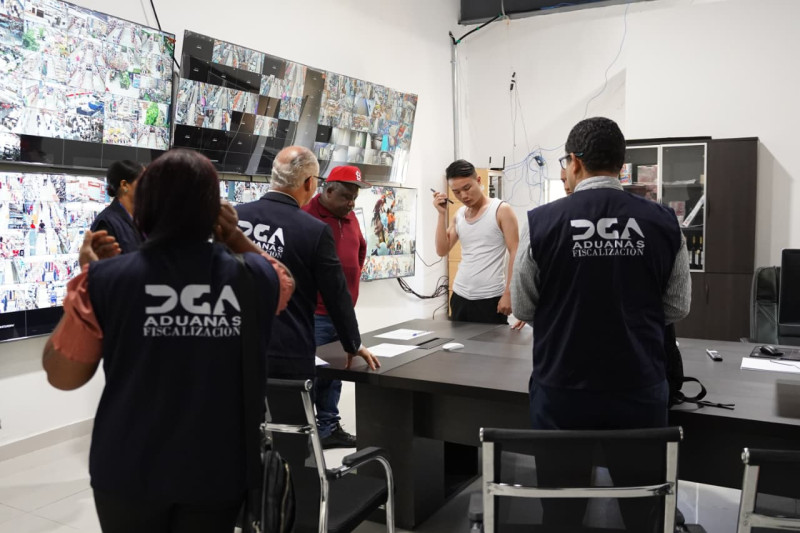 Aduanas interviene dos tiendas chinas en Azua.