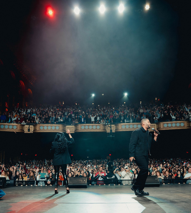 Evelyn Herrera y Juan Carlos Rodríguez ante la multitud en el Teatro United Palace de Nueva York.