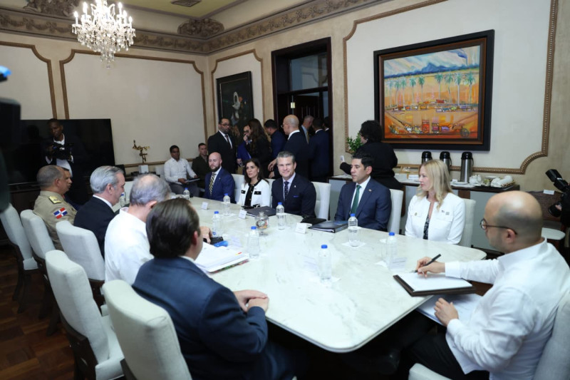 Las delegaciones de los Estados Unidos y de República Dominicana, reunidos en Palacio Nacional, fueron encabezadas por el presidente dominicano Luis Abinader y el secretario de guerra de Estados Unidos, Pete Hegset