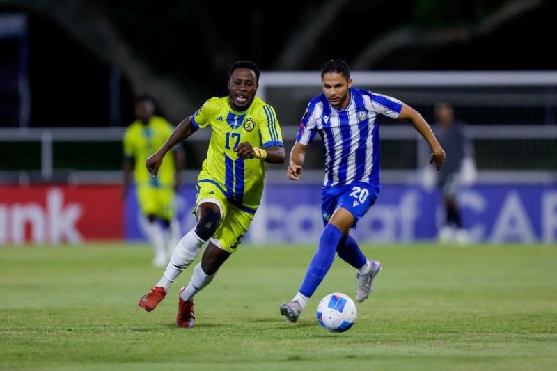 Momento de acción en el partido de ida de la final de la Copa del Caribe entre Mount Pleasant y O&M.