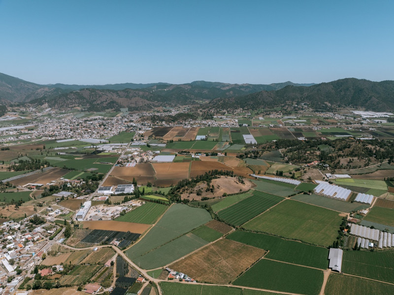 Vista de la ciudad y campos de cultivo en Constanza, provincia La Vega.