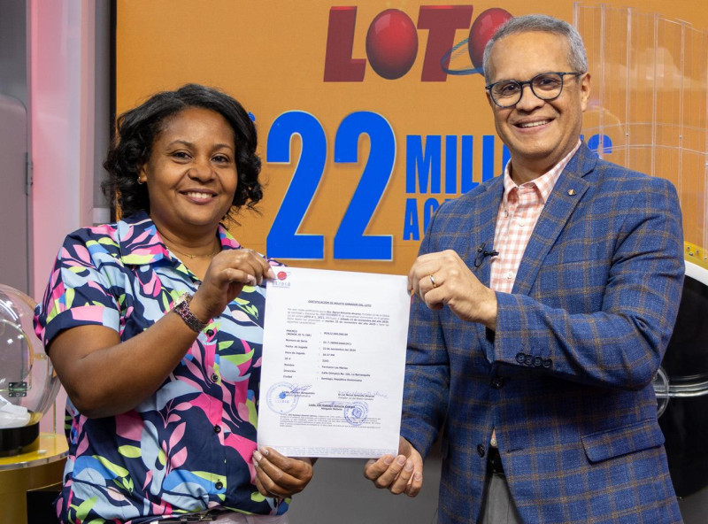 Nerys Almonte Álvarez recibe el certificado que le acredita como la ganadora.