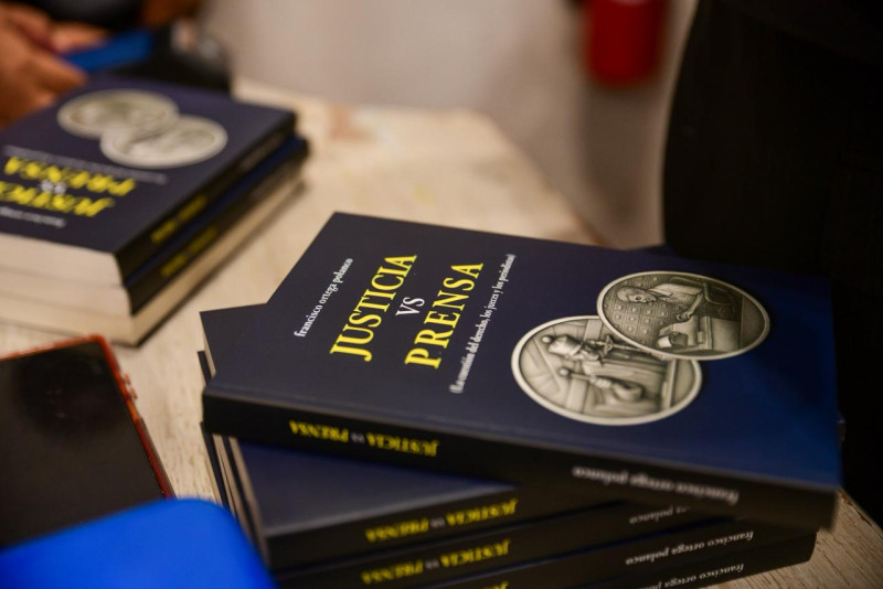 Obra presentada, donde el autor analiza la relación entre jueces, justicia y comunicación.